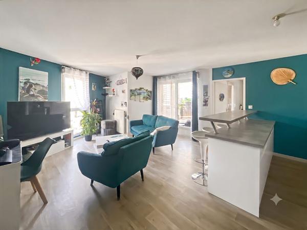 CERGY (Hauts-de-Cergy) ? T4 récent de 80 m² soigné avec bel extérieur et 2 parkings