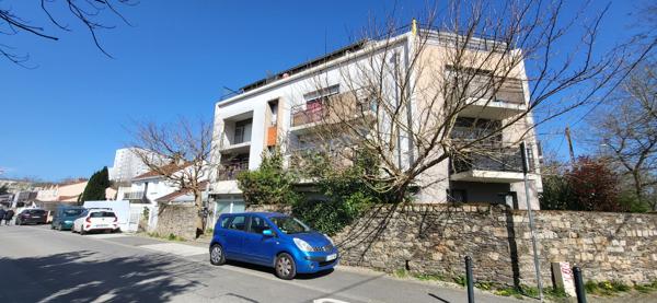 Nantes Nord - Bout des Pavés : EN VENTE, Belle opportunité pour ce T3 de 67 m², résidence récente, ascenseur, 2 chambres, balcon Sud, parking. Proche tramway.