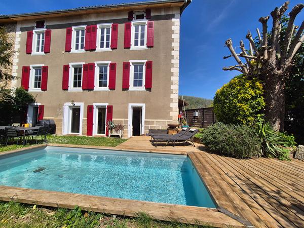 Maison de caractère T8 de 211 m² sur terrain de 948 m² avec piscine Loubieres
