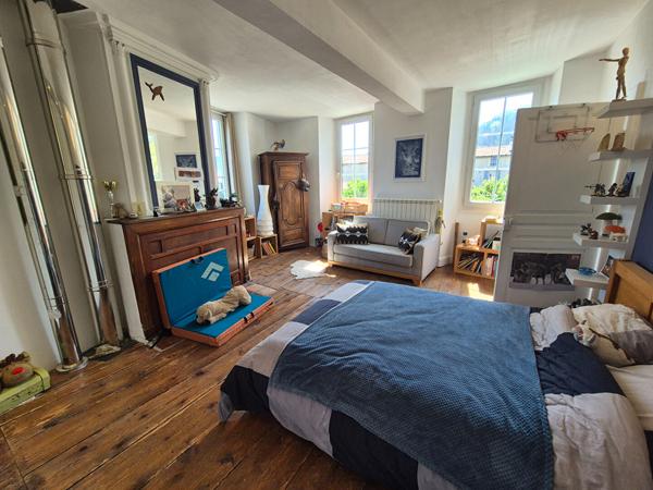 Maison de caractère T8 de 211 m² sur terrain de 948 m² avec piscine Loubieres