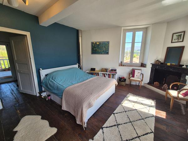 Maison de caractère T8 de 211 m² sur terrain de 948 m² avec piscine Loubieres