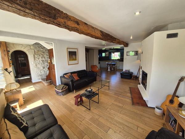 Maison de caractère T8 de 211 m² sur terrain de 948 m² avec piscine Loubieres