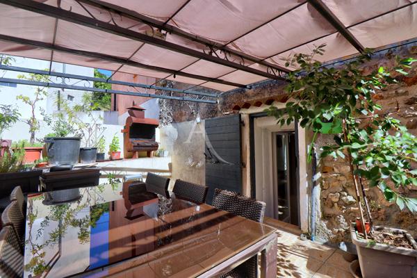 MAISON DE VILLAGE AVEC TERRASSE, GARAGES, CAVE A RIANS