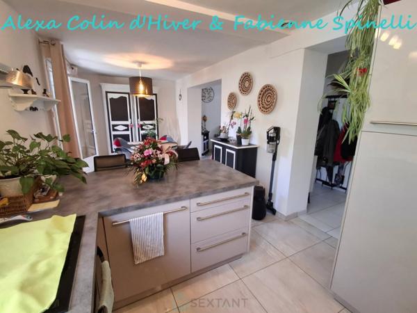 Maison rénovée offrant vie de plain pieds et bel extérieur à BELLEU
