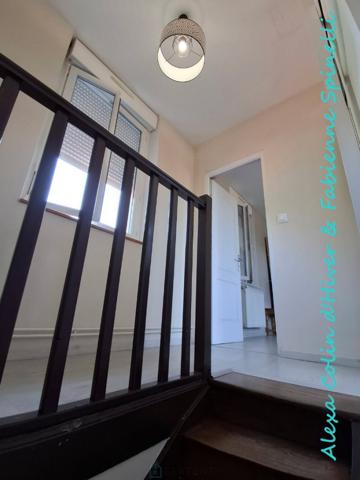 Maison rénovée offrant vie de plain pieds et bel extérieur à BELLEU
