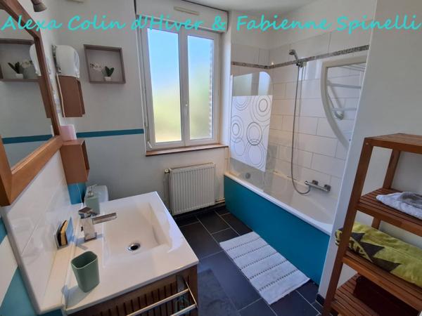 Maison rénovée offrant vie de plain pieds et bel extérieur à BELLEU