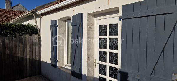 A saisir à 100 m de la plage de la Parée, sur un terrain et un jardin sans vis à vis, une maison de 41 m² habitables environ, comprenant une pièce de vie avec poêle à bois, une chambre avec placard, une salle d'eau, un wc séparé, et une cuisine aménagée et équipée. En mezzanine ce bien plein de charme, vous réserve une chambre d'appoint de plus de 20 m², pouvant contenir quatre couchages, pour inviter famille, ou amis. A l'arrière vous profiterez au calme, de sa terrasse, et l'abri de jardin pourra acceillir matériel de plage, vélos, et autres planches de surf ou à voile.
Vous bénéficierez ainsi de l'activité et des commerces de la Parée, et le calme de son jardin, en secondaire telle quelle ou en principale, avec quelques travaux.