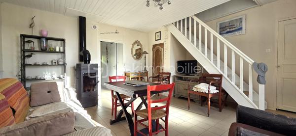 A saisir à 100 m de la plage de la Parée, sur un terrain et un jardin sans vis à vis, une maison de 41 m² habitables environ, comprenant une pièce de vie avec poêle à bois, une chambre avec placard, une salle d'eau, un wc séparé, et une cuisine aménagée et équipée. En mezzanine ce bien plein de charme, vous réserve une chambre d'appoint de plus de 20 m², pouvant contenir quatre couchages, pour inviter famille, ou amis. A l'arrière vous profiterez au calme, de sa terrasse, et l'abri de jardin pourra acceillir matériel de plage, vélos, et autres planches de surf ou à voile.
Vous bénéficierez ainsi de l'activité et des commerces de la Parée, et le calme de son jardin, en secondaire telle quelle ou en principale, avec quelques travaux.
