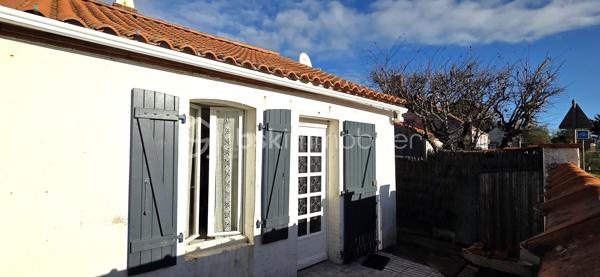 A saisir à 100 m de la plage de la Parée, sur un terrain et un jardin sans vis à vis, une maison de 41 m² habitables environ, comprenant une pièce de vie avec poêle à bois, une chambre avec placard, une salle d'eau, un wc séparé, et une cuisine aménagée et équipée. En mezzanine ce bien plein de charme, vous réserve une chambre d'appoint de plus de 20 m², pouvant contenir quatre couchages, pour inviter famille, ou amis. A l'arrière vous profiterez au calme, de sa terrasse, et l'abri de jardin pourra acceillir matériel de plage, vélos, et autres planches de surf ou à voile.
Vous bénéficierez ainsi de l'activité et des commerces de la Parée, et le calme de son jardin, en secondaire telle quelle ou en principale, avec quelques travaux.