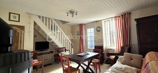 A saisir à 100 m de la plage de la Parée, sur un terrain et un jardin sans vis à vis, une maison de 41 m² habitables environ, comprenant une pièce de vie avec poêle à bois, une chambre avec placard, une salle d'eau, un wc séparé, et une cuisine aménagée et équipée. En mezzanine ce bien plein de charme, vous réserve une chambre d'appoint de plus de 20 m², pouvant contenir quatre couchages, pour inviter famille, ou amis. A l'arrière vous profiterez au calme, de sa terrasse, et l'abri de jardin pourra acceillir matériel de plage, vélos, et autres planches de surf ou à voile.
Vous bénéficierez ainsi de l'activité et des commerces de la Parée, et le calme de son jardin, en secondaire telle quelle ou en principale, avec quelques travaux.