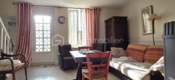 A saisir à 100 m de la plage de la Parée, sur un terrain et un jardin sans vis à vis, une maison de 41 m² habitables environ, comprenant une pièce de vie avec poêle à bois, une chambre avec placard, une salle d'eau, un wc séparé, et une cuisine aménagée et équipée. En mezzanine ce bien plein de charme, vous réserve une chambre d'appoint de plus de 20 m², pouvant contenir quatre couchages, pour inviter famille, ou amis. A l'arrière vous profiterez au calme, de sa terrasse, et l'abri de jardin pourra acceillir matériel de plage, vélos, et autres planches de surf ou à voile.
Vous bénéficierez ainsi de l'activité et des commerces de la Parée, et le calme de son jardin, en secondaire telle quelle ou en principale, avec quelques travaux.