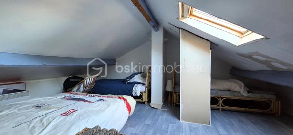 A saisir à 100 m de la plage de la Parée, sur un terrain et un jardin sans vis à vis, une maison de 41 m² habitables environ, comprenant une pièce de vie avec poêle à bois, une chambre avec placard, une salle d'eau, un wc séparé, et une cuisine aménagée et équipée. En mezzanine ce bien plein de charme, vous réserve une chambre d'appoint de plus de 20 m², pouvant contenir quatre couchages, pour inviter famille, ou amis. A l'arrière vous profiterez au calme, de sa terrasse, et l'abri de jardin pourra acceillir matériel de plage, vélos, et autres planches de surf ou à voile.
Vous bénéficierez ainsi de l'activité et des commerces de la Parée, et le calme de son jardin, en secondaire telle quelle ou en principale, avec quelques travaux.