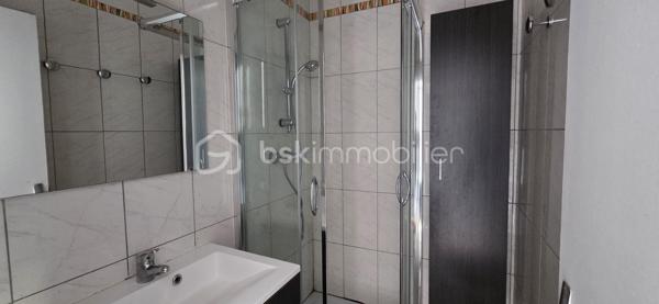 A saisir à 100 m de la plage de la Parée, sur un terrain et un jardin sans vis à vis, une maison de 41 m² habitables environ, comprenant une pièce de vie avec poêle à bois, une chambre avec placard, une salle d'eau, un wc séparé, et une cuisine aménagée et équipée. En mezzanine ce bien plein de charme, vous réserve une chambre d'appoint de plus de 20 m², pouvant contenir quatre couchages, pour inviter famille, ou amis. A l'arrière vous profiterez au calme, de sa terrasse, et l'abri de jardin pourra acceillir matériel de plage, vélos, et autres planches de surf ou à voile.
Vous bénéficierez ainsi de l'activité et des commerces de la Parée, et le calme de son jardin, en secondaire telle quelle ou en principale, avec quelques travaux.