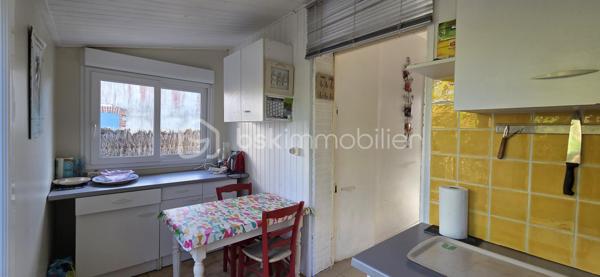 A saisir à 100 m de la plage de la Parée, sur un terrain et un jardin sans vis à vis, une maison de 41 m² habitables environ, comprenant une pièce de vie avec poêle à bois, une chambre avec placard, une salle d'eau, un wc séparé, et une cuisine aménagée et équipée. En mezzanine ce bien plein de charme, vous réserve une chambre d'appoint de plus de 20 m², pouvant contenir quatre couchages, pour inviter famille, ou amis. A l'arrière vous profiterez au calme, de sa terrasse, et l'abri de jardin pourra acceillir matériel de plage, vélos, et autres planches de surf ou à voile.
Vous bénéficierez ainsi de l'activité et des commerces de la Parée, et le calme de son jardin, en secondaire telle quelle ou en principale, avec quelques travaux.