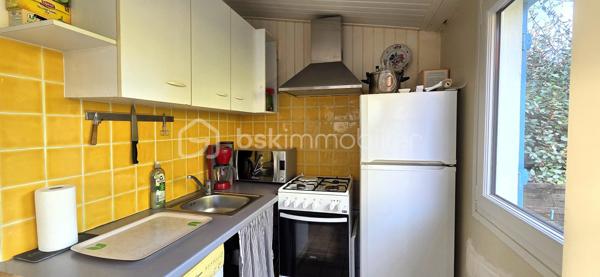 A saisir à 100 m de la plage de la Parée, sur un terrain et un jardin sans vis à vis, une maison de 41 m² habitables environ, comprenant une pièce de vie avec poêle à bois, une chambre avec placard, une salle d'eau, un wc séparé, et une cuisine aménagée et équipée. En mezzanine ce bien plein de charme, vous réserve une chambre d'appoint de plus de 20 m², pouvant contenir quatre couchages, pour inviter famille, ou amis. A l'arrière vous profiterez au calme, de sa terrasse, et l'abri de jardin pourra acceillir matériel de plage, vélos, et autres planches de surf ou à voile.
Vous bénéficierez ainsi de l'activité et des commerces de la Parée, et le calme de son jardin, en secondaire telle quelle ou en principale, avec quelques travaux.