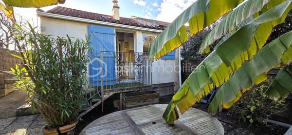 A saisir à 100 m de la plage de la Parée, sur un terrain et un jardin sans vis à vis, une maison de 41 m² habitables environ, comprenant une pièce de vie avec poêle à bois, une chambre avec placard, une salle d'eau, un wc séparé, et une cuisine aménagée et équipée. En mezzanine ce bien plein de charme, vous réserve une chambre d'appoint de plus de 20 m², pouvant contenir quatre couchages, pour inviter famille, ou amis. A l'arrière vous profiterez au calme, de sa terrasse, et l'abri de jardin pourra acceillir matériel de plage, vélos, et autres planches de surf ou à voile.
Vous bénéficierez ainsi de l'activité et des commerces de la Parée, et le calme de son jardin, en secondaire telle quelle ou en principale, avec quelques travaux.