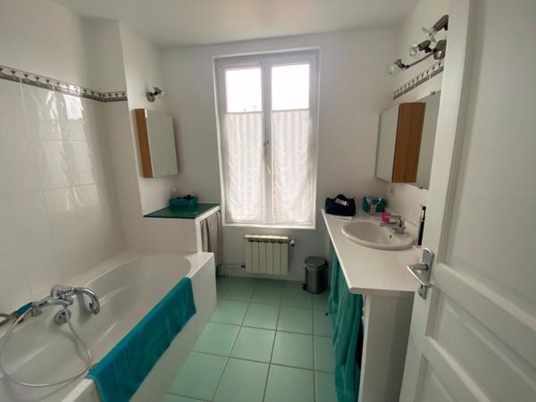 Maison de caractère, T6 , de 200 m2 sur un terrain paysager, à vendre au Manet