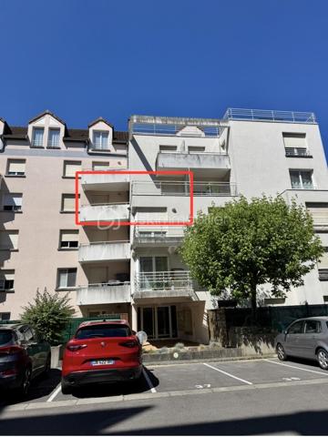 Dijon Toison d'Or Superbe T2 de 52 m2, avec terrasse, balcon, parking et cave.
Dans un environnement recherché, à deux pas de la Toison d'Or, du tramway et des commerces, découvrez ce superbe appartement 2 pièces de 52 m2, situé au 3° étage avec ascenseur d'une résidence sécurisée de 2002 parfaitement entretenue.
Implanté en 2e ligne de l'avenue de Langres, l'immeuble bénéficie d'un emplacement stratégique tout en offrant un cadre de vie calme et préservé des nuisances urbaines.
L'appartement, en excellent état, propose de beaux volumes et une distribution particulièrement agréable:
Côté jour, Un hall d'entrée et son grand placard, donnant sur un vaste séjour lumineux avec sa cuisine ouverte pour un espace de vie de plus de 30 m2 ouvrant sur un balcon de 5 m2.
Côté nuit une chambre confortable de 11 m2 avec accès direct à une terrasse privative de 7 m2, une salle de bains et un WC séparés.
Le chauffage individuel gaz permet une gestion maîtrisée des consommations, avec une partie de l'entretien incluse dans les charges.
Classé C au DPE, ce bien représente une excellente opportunité aussi bien pour une résidence principale que pour un investissement locatif pérenne dans un secteur à forte demande.
Des prestations recherchées
• Résidence sécurisée avec digicode
• Immeuble en retrait de l'avenue de Langres
• Ascenseur
• Place de Parking privatif en résidence fermée
• Cave
• Chauffage individuel gaz
• DPE C : excellent classement énergétique
Emplacement exceptionnel : tramway au pied de la résidence, accès rapide rocade, centre commercial Toison d'Or, commerces et services accessibles en quelques minutes.
Un bien rare, aussi attractif pour une résidence principale que pour un investissement locatif de qualité avec forte demande sur le secteur.
À visiter sans tarder.