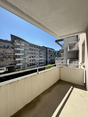 Dijon Toison d'Or Superbe T2 de 52 m2, avec terrasse, balcon, parking et cave.
Dans un environnement recherché, à deux pas de la Toison d'Or, du tramway et des commerces, découvrez ce superbe appartement 2 pièces de 52 m2, situé au 3° étage avec ascenseur d'une résidence sécurisée de 2002 parfaitement entretenue.
Implanté en 2e ligne de l'avenue de Langres, l'immeuble bénéficie d'un emplacement stratégique tout en offrant un cadre de vie calme et préservé des nuisances urbaines.
L'appartement, en excellent état, propose de beaux volumes et une distribution particulièrement agréable:
Côté jour, Un hall d'entrée et son grand placard, donnant sur un vaste séjour lumineux avec sa cuisine ouverte pour un espace de vie de plus de 30 m2 ouvrant sur un balcon de 5 m2.
Côté nuit une chambre confortable de 11 m2 avec accès direct à une terrasse privative de 7 m2, une salle de bains et un WC séparés.
Le chauffage individuel gaz permet une gestion maîtrisée des consommations, avec une partie de l'entretien incluse dans les charges.
Classé C au DPE, ce bien représente une excellente opportunité aussi bien pour une résidence principale que pour un investissement locatif pérenne dans un secteur à forte demande.
Des prestations recherchées
• Résidence sécurisée avec digicode
• Immeuble en retrait de l'avenue de Langres
• Ascenseur
• Place de Parking privatif en résidence fermée
• Cave
• Chauffage individuel gaz
• DPE C : excellent classement énergétique
Emplacement exceptionnel : tramway au pied de la résidence, accès rapide rocade, centre commercial Toison d'Or, commerces et services accessibles en quelques minutes.
Un bien rare, aussi attractif pour une résidence principale que pour un investissement locatif de qualité avec forte demande sur le secteur.
À visiter sans tarder.