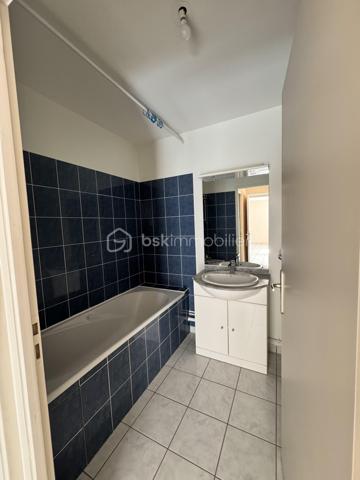 Dijon Toison d'Or Superbe T2 de 52 m2, avec terrasse, balcon, parking et cave.
Dans un environnement recherché, à deux pas de la Toison d'Or, du tramway et des commerces, découvrez ce superbe appartement 2 pièces de 52 m2, situé au 3° étage avec ascenseur d'une résidence sécurisée de 2002 parfaitement entretenue.
Implanté en 2e ligne de l'avenue de Langres, l'immeuble bénéficie d'un emplacement stratégique tout en offrant un cadre de vie calme et préservé des nuisances urbaines.
L'appartement, en excellent état, propose de beaux volumes et une distribution particulièrement agréable:
Côté jour, Un hall d'entrée et son grand placard, donnant sur un vaste séjour lumineux avec sa cuisine ouverte pour un espace de vie de plus de 30 m2 ouvrant sur un balcon de 5 m2.
Côté nuit une chambre confortable de 11 m2 avec accès direct à une terrasse privative de 7 m2, une salle de bains et un WC séparés.
Le chauffage individuel gaz permet une gestion maîtrisée des consommations, avec une partie de l'entretien incluse dans les charges.
Classé C au DPE, ce bien représente une excellente opportunité aussi bien pour une résidence principale que pour un investissement locatif pérenne dans un secteur à forte demande.
Des prestations recherchées
• Résidence sécurisée avec digicode
• Immeuble en retrait de l'avenue de Langres
• Ascenseur
• Place de Parking privatif en résidence fermée
• Cave
• Chauffage individuel gaz
• DPE C : excellent classement énergétique
Emplacement exceptionnel : tramway au pied de la résidence, accès rapide rocade, centre commercial Toison d'Or, commerces et services accessibles en quelques minutes.
Un bien rare, aussi attractif pour une résidence principale que pour un investissement locatif de qualité avec forte demande sur le secteur.
À visiter sans tarder.