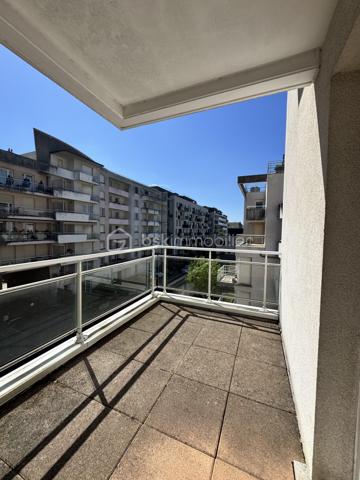 Dijon Toison d'Or Superbe T2 de 52 m2, avec terrasse, balcon, parking et cave.
Dans un environnement recherché, à deux pas de la Toison d'Or, du tramway et des commerces, découvrez ce superbe appartement 2 pièces de 52 m2, situé au 3° étage avec ascenseur d'une résidence sécurisée de 2002 parfaitement entretenue.
Implanté en 2e ligne de l'avenue de Langres, l'immeuble bénéficie d'un emplacement stratégique tout en offrant un cadre de vie calme et préservé des nuisances urbaines.
L'appartement, en excellent état, propose de beaux volumes et une distribution particulièrement agréable:
Côté jour, Un hall d'entrée et son grand placard, donnant sur un vaste séjour lumineux avec sa cuisine ouverte pour un espace de vie de plus de 30 m2 ouvrant sur un balcon de 5 m2.
Côté nuit une chambre confortable de 11 m2 avec accès direct à une terrasse privative de 7 m2, une salle de bains et un WC séparés.
Le chauffage individuel gaz permet une gestion maîtrisée des consommations, avec une partie de l'entretien incluse dans les charges.
Classé C au DPE, ce bien représente une excellente opportunité aussi bien pour une résidence principale que pour un investissement locatif pérenne dans un secteur à forte demande.
Des prestations recherchées
• Résidence sécurisée avec digicode
• Immeuble en retrait de l'avenue de Langres
• Ascenseur
• Place de Parking privatif en résidence fermée
• Cave
• Chauffage individuel gaz
• DPE C : excellent classement énergétique
Emplacement exceptionnel : tramway au pied de la résidence, accès rapide rocade, centre commercial Toison d'Or, commerces et services accessibles en quelques minutes.
Un bien rare, aussi attractif pour une résidence principale que pour un investissement locatif de qualité avec forte demande sur le secteur.
À visiter sans tarder.