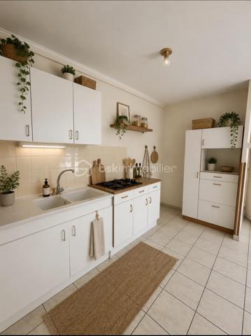 Dijon Toison d'Or Superbe T2 de 52 m2, avec terrasse, balcon, parking et cave.
Dans un environnement recherché, à deux pas de la Toison d'Or, du tramway et des commerces, découvrez ce superbe appartement 2 pièces de 52 m2, situé au 3° étage avec ascenseur d'une résidence sécurisée de 2002 parfaitement entretenue.
Implanté en 2e ligne de l'avenue de Langres, l'immeuble bénéficie d'un emplacement stratégique tout en offrant un cadre de vie calme et préservé des nuisances urbaines.
L'appartement, en excellent état, propose de beaux volumes et une distribution particulièrement agréable:
Côté jour, Un hall d'entrée et son grand placard, donnant sur un vaste séjour lumineux avec sa cuisine ouverte pour un espace de vie de plus de 30 m2 ouvrant sur un balcon de 5 m2.
Côté nuit une chambre confortable de 11 m2 avec accès direct à une terrasse privative de 7 m2, une salle de bains et un WC séparés.
Le chauffage individuel gaz permet une gestion maîtrisée des consommations, avec une partie de l'entretien incluse dans les charges.
Classé C au DPE, ce bien représente une excellente opportunité aussi bien pour une résidence principale que pour un investissement locatif pérenne dans un secteur à forte demande.
Des prestations recherchées
• Résidence sécurisée avec digicode
• Immeuble en retrait de l'avenue de Langres
• Ascenseur
• Place de Parking privatif en résidence fermée
• Cave
• Chauffage individuel gaz
• DPE C : excellent classement énergétique
Emplacement exceptionnel : tramway au pied de la résidence, accès rapide rocade, centre commercial Toison d'Or, commerces et services accessibles en quelques minutes.
Un bien rare, aussi attractif pour une résidence principale que pour un investissement locatif de qualité avec forte demande sur le secteur.
À visiter sans tarder.
