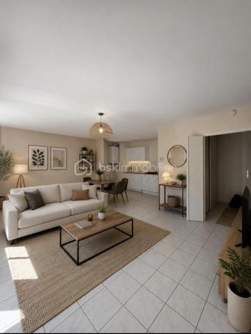 Dijon Toison d'Or Superbe T2 de 52 m2, avec terrasse, balcon, parking et cave.
Dans un environnement recherché, à deux pas de la Toison d'Or, du tramway et des commerces, découvrez ce superbe appartement 2 pièces de 52 m2, situé au 3° étage avec ascenseur d'une résidence sécurisée de 2002 parfaitement entretenue.
Implanté en 2e ligne de l'avenue de Langres, l'immeuble bénéficie d'un emplacement stratégique tout en offrant un cadre de vie calme et préservé des nuisances urbaines.
L'appartement, en excellent état, propose de beaux volumes et une distribution particulièrement agréable:
Côté jour, Un hall d'entrée et son grand placard, donnant sur un vaste séjour lumineux avec sa cuisine ouverte pour un espace de vie de plus de 30 m2 ouvrant sur un balcon de 5 m2.
Côté nuit une chambre confortable de 11 m2 avec accès direct à une terrasse privative de 7 m2, une salle de bains et un WC séparés.
Le chauffage individuel gaz permet une gestion maîtrisée des consommations, avec une partie de l'entretien incluse dans les charges.
Classé C au DPE, ce bien représente une excellente opportunité aussi bien pour une résidence principale que pour un investissement locatif pérenne dans un secteur à forte demande.
Des prestations recherchées
• Résidence sécurisée avec digicode
• Immeuble en retrait de l'avenue de Langres
• Ascenseur
• Place de Parking privatif en résidence fermée
• Cave
• Chauffage individuel gaz
• DPE C : excellent classement énergétique
Emplacement exceptionnel : tramway au pied de la résidence, accès rapide rocade, centre commercial Toison d'Or, commerces et services accessibles en quelques minutes.
Un bien rare, aussi attractif pour une résidence principale que pour un investissement locatif de qualité avec forte demande sur le secteur.
À visiter sans tarder.
