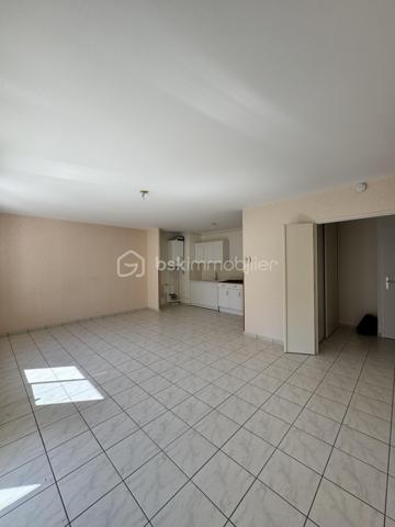 Dijon Toison d'Or Superbe T2 de 52 m2, avec terrasse, balcon, parking et cave.
Dans un environnement recherché, à deux pas de la Toison d'Or, du tramway et des commerces, découvrez ce superbe appartement 2 pièces de 52 m2, situé au 3° étage avec ascenseur d'une résidence sécurisée de 2002 parfaitement entretenue.
Implanté en 2e ligne de l'avenue de Langres, l'immeuble bénéficie d'un emplacement stratégique tout en offrant un cadre de vie calme et préservé des nuisances urbaines.
L'appartement, en excellent état, propose de beaux volumes et une distribution particulièrement agréable:
Côté jour, Un hall d'entrée et son grand placard, donnant sur un vaste séjour lumineux avec sa cuisine ouverte pour un espace de vie de plus de 30 m2 ouvrant sur un balcon de 5 m2.
Côté nuit une chambre confortable de 11 m2 avec accès direct à une terrasse privative de 7 m2, une salle de bains et un WC séparés.
Le chauffage individuel gaz permet une gestion maîtrisée des consommations, avec une partie de l'entretien incluse dans les charges.
Classé C au DPE, ce bien représente une excellente opportunité aussi bien pour une résidence principale que pour un investissement locatif pérenne dans un secteur à forte demande.
Des prestations recherchées
• Résidence sécurisée avec digicode
• Immeuble en retrait de l'avenue de Langres
• Ascenseur
• Place de Parking privatif en résidence fermée
• Cave
• Chauffage individuel gaz
• DPE C : excellent classement énergétique
Emplacement exceptionnel : tramway au pied de la résidence, accès rapide rocade, centre commercial Toison d'Or, commerces et services accessibles en quelques minutes.
Un bien rare, aussi attractif pour une résidence principale que pour un investissement locatif de qualité avec forte demande sur le secteur.
À visiter sans tarder.
