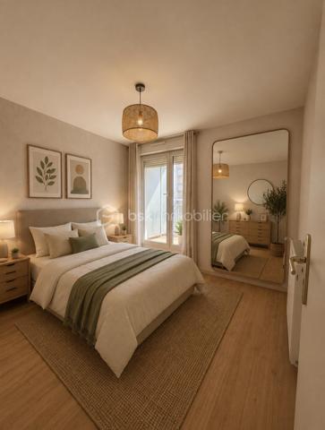 Dijon Toison d'Or Superbe T2 de 52 m2, avec terrasse, balcon, parking et cave.
Dans un environnement recherché, à deux pas de la Toison d'Or, du tramway et des commerces, découvrez ce superbe appartement 2 pièces de 52 m2, situé au 3° étage avec ascenseur d'une résidence sécurisée de 2002 parfaitement entretenue.
Implanté en 2e ligne de l'avenue de Langres, l'immeuble bénéficie d'un emplacement stratégique tout en offrant un cadre de vie calme et préservé des nuisances urbaines.
L'appartement, en excellent état, propose de beaux volumes et une distribution particulièrement agréable:
Côté jour, Un hall d'entrée et son grand placard, donnant sur un vaste séjour lumineux avec sa cuisine ouverte pour un espace de vie de plus de 30 m2 ouvrant sur un balcon de 5 m2.
Côté nuit une chambre confortable de 11 m2 avec accès direct à une terrasse privative de 7 m2, une salle de bains et un WC séparés.
Le chauffage individuel gaz permet une gestion maîtrisée des consommations, avec une partie de l'entretien incluse dans les charges.
Classé C au DPE, ce bien représente une excellente opportunité aussi bien pour une résidence principale que pour un investissement locatif pérenne dans un secteur à forte demande.
Des prestations recherchées
• Résidence sécurisée avec digicode
• Immeuble en retrait de l'avenue de Langres
• Ascenseur
• Place de Parking privatif en résidence fermée
• Cave
• Chauffage individuel gaz
• DPE C : excellent classement énergétique
Emplacement exceptionnel : tramway au pied de la résidence, accès rapide rocade, centre commercial Toison d'Or, commerces et services accessibles en quelques minutes.
Un bien rare, aussi attractif pour une résidence principale que pour un investissement locatif de qualité avec forte demande sur le secteur.
À visiter sans tarder.