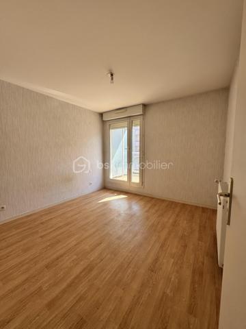 Dijon Toison d'Or Superbe T2 de 52 m2, avec terrasse, balcon, parking et cave.
Dans un environnement recherché, à deux pas de la Toison d'Or, du tramway et des commerces, découvrez ce superbe appartement 2 pièces de 52 m2, situé au 3° étage avec ascenseur d'une résidence sécurisée de 2002 parfaitement entretenue.
Implanté en 2e ligne de l'avenue de Langres, l'immeuble bénéficie d'un emplacement stratégique tout en offrant un cadre de vie calme et préservé des nuisances urbaines.
L'appartement, en excellent état, propose de beaux volumes et une distribution particulièrement agréable:
Côté jour, Un hall d'entrée et son grand placard, donnant sur un vaste séjour lumineux avec sa cuisine ouverte pour un espace de vie de plus de 30 m2 ouvrant sur un balcon de 5 m2.
Côté nuit une chambre confortable de 11 m2 avec accès direct à une terrasse privative de 7 m2, une salle de bains et un WC séparés.
Le chauffage individuel gaz permet une gestion maîtrisée des consommations, avec une partie de l'entretien incluse dans les charges.
Classé C au DPE, ce bien représente une excellente opportunité aussi bien pour une résidence principale que pour un investissement locatif pérenne dans un secteur à forte demande.
Des prestations recherchées
• Résidence sécurisée avec digicode
• Immeuble en retrait de l'avenue de Langres
• Ascenseur
• Place de Parking privatif en résidence fermée
• Cave
• Chauffage individuel gaz
• DPE C : excellent classement énergétique
Emplacement exceptionnel : tramway au pied de la résidence, accès rapide rocade, centre commercial Toison d'Or, commerces et services accessibles en quelques minutes.
Un bien rare, aussi attractif pour une résidence principale que pour un investissement locatif de qualité avec forte demande sur le secteur.
À visiter sans tarder.