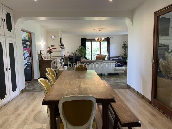 Nichée dans un environnement calme et verdoyant, cette maison d'environ 176 m2 saura séduire les amoureux de nature et d'espace.

Située dans le secteur de Bussy-le-Repos à 7 mn de Villeneuve-sur-Yonne et de sa gare et 12 mn de l'autoroute cette maison est édifiée sur un beau jardin arboré de 6000 m2, offre de généreux volumes.

Le rez-de-chaussée se compose d'une entrée, d'une vaste pièce de vie d'environ 57 m2 composée d'un séjour et d'un salon agrémenté d'une belle cheminée et son insert à bois, une cuisine aménagée, une chambre parentale avec sa salle de bains et son dressing, une salle d'eau, un wc séparé.

A l'étage une grande pièce palière dessert deux chambres.
Le bien est équipé de la fibre 

Coté extérieur le bien dispose d'un abri de jardin et d'un garage, portail électrique. Sous-sol
Chauffage électrique et insert à bois.
Taxe foncière 780 €
