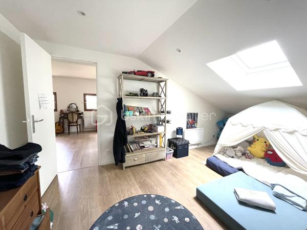 Nichée dans un environnement calme et verdoyant, cette maison d'environ 176 m2 saura séduire les amoureux de nature et d'espace.

Située dans le secteur de Bussy-le-Repos à 7 mn de Villeneuve-sur-Yonne et de sa gare et 12 mn de l'autoroute cette maison est édifiée sur un beau jardin arboré de 6000 m2, offre de généreux volumes.

Le rez-de-chaussée se compose d'une entrée, d'une vaste pièce de vie d'environ 57 m2 composée d'un séjour et d'un salon agrémenté d'une belle cheminée et son insert à bois, une cuisine aménagée, une chambre parentale avec sa salle de bains et son dressing, une salle d'eau, un wc séparé.

A l'étage une grande pièce palière dessert deux chambres.
Le bien est équipé de la fibre 

Coté extérieur le bien dispose d'un abri de jardin et d'un garage, portail électrique. Sous-sol
Chauffage électrique et insert à bois.
Taxe foncière 780 €