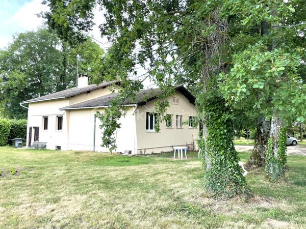 Nichée dans un environnement calme et verdoyant, cette maison d'environ 176 m2 saura séduire les amoureux de nature et d'espace.

Située dans le secteur de Bussy-le-Repos à 7 mn de Villeneuve-sur-Yonne et de sa gare et 12 mn de l'autoroute cette maison est édifiée sur un beau jardin arboré de 6000 m2, offre de généreux volumes.

Le rez-de-chaussée se compose d'une entrée, d'une vaste pièce de vie d'environ 57 m2 composée d'un séjour et d'un salon agrémenté d'une belle cheminée et son insert à bois, une cuisine aménagée, une chambre parentale avec sa salle de bains et son dressing, une salle d'eau, un wc séparé.

A l'étage une grande pièce palière dessert deux chambres.
Le bien est équipé de la fibre 

Coté extérieur le bien dispose d'un abri de jardin et d'un garage, portail électrique. Sous-sol
Chauffage électrique et insert à bois.
Taxe foncière 780 €