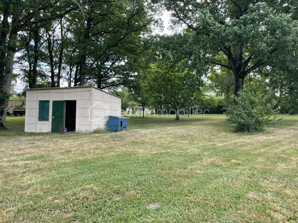 Nichée dans un environnement calme et verdoyant, cette maison d'environ 176 m2 saura séduire les amoureux de nature et d'espace.

Située dans le secteur de Bussy-le-Repos à 7 mn de Villeneuve-sur-Yonne et de sa gare et 12 mn de l'autoroute cette maison est édifiée sur un beau jardin arboré de 6000 m2, offre de généreux volumes.

Le rez-de-chaussée se compose d'une entrée, d'une vaste pièce de vie d'environ 57 m2 composée d'un séjour et d'un salon agrémenté d'une belle cheminée et son insert à bois, une cuisine aménagée, une chambre parentale avec sa salle de bains et son dressing, une salle d'eau, un wc séparé.

A l'étage une grande pièce palière dessert deux chambres.
Le bien est équipé de la fibre 

Coté extérieur le bien dispose d'un abri de jardin et d'un garage, portail électrique. Sous-sol
Chauffage électrique et insert à bois.
Taxe foncière 780 €
