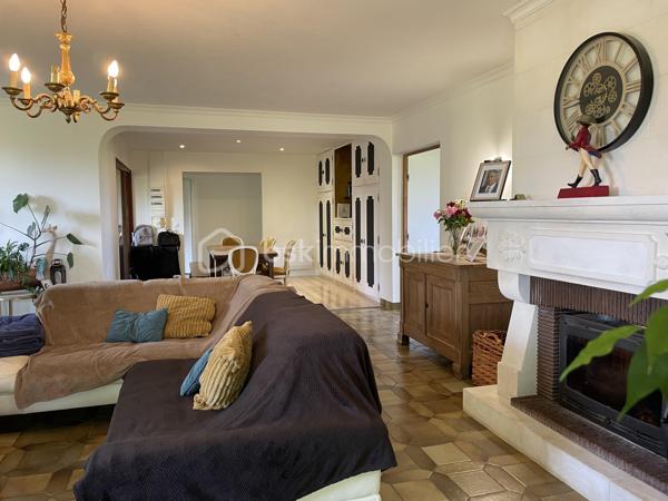 Nichée dans un environnement calme et verdoyant, cette maison d'environ 176 m2 saura séduire les amoureux de nature et d'espace.

Située dans le secteur de Bussy-le-Repos à 7 mn de Villeneuve-sur-Yonne et de sa gare et 12 mn de l'autoroute cette maison est édifiée sur un beau jardin arboré de 6000 m2, offre de généreux volumes.

Le rez-de-chaussée se compose d'une entrée, d'une vaste pièce de vie d'environ 57 m2 composée d'un séjour et d'un salon agrémenté d'une belle cheminée et son insert à bois, une cuisine aménagée, une chambre parentale avec sa salle de bains et son dressing, une salle d'eau, un wc séparé.

A l'étage une grande pièce palière dessert deux chambres.
Le bien est équipé de la fibre 

Coté extérieur le bien dispose d'un abri de jardin et d'un garage, portail électrique. Sous-sol
Chauffage électrique et insert à bois.
Taxe foncière 780 €