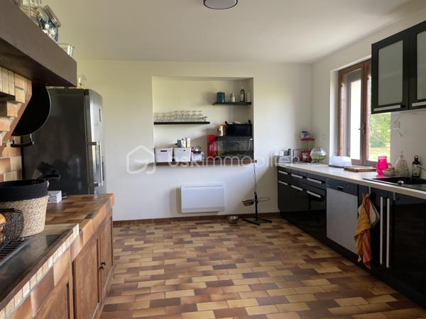 Nichée dans un environnement calme et verdoyant, cette maison d'environ 176 m2 saura séduire les amoureux de nature et d'espace.

Située dans le secteur de Bussy-le-Repos à 7 mn de Villeneuve-sur-Yonne et de sa gare et 12 mn de l'autoroute cette maison est édifiée sur un beau jardin arboré de 6000 m2, offre de généreux volumes.

Le rez-de-chaussée se compose d'une entrée, d'une vaste pièce de vie d'environ 57 m2 composée d'un séjour et d'un salon agrémenté d'une belle cheminée et son insert à bois, une cuisine aménagée, une chambre parentale avec sa salle de bains et son dressing, une salle d'eau, un wc séparé.

A l'étage une grande pièce palière dessert deux chambres.
Le bien est équipé de la fibre 

Coté extérieur le bien dispose d'un abri de jardin et d'un garage, portail électrique. Sous-sol
Chauffage électrique et insert à bois.
Taxe foncière 780 €