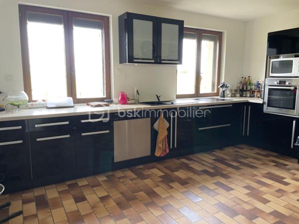 Nichée dans un environnement calme et verdoyant, cette maison d'environ 176 m2 saura séduire les amoureux de nature et d'espace.

Située dans le secteur de Bussy-le-Repos à 7 mn de Villeneuve-sur-Yonne et de sa gare et 12 mn de l'autoroute cette maison est édifiée sur un beau jardin arboré de 6000 m2, offre de généreux volumes.

Le rez-de-chaussée se compose d'une entrée, d'une vaste pièce de vie d'environ 57 m2 composée d'un séjour et d'un salon agrémenté d'une belle cheminée et son insert à bois, une cuisine aménagée, une chambre parentale avec sa salle de bains et son dressing, une salle d'eau, un wc séparé.

A l'étage une grande pièce palière dessert deux chambres.
Le bien est équipé de la fibre 

Coté extérieur le bien dispose d'un abri de jardin et d'un garage, portail électrique. Sous-sol
Chauffage électrique et insert à bois.
Taxe foncière 780 €