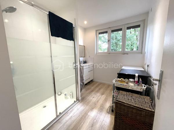 Nichée dans un environnement calme et verdoyant, cette maison d'environ 176 m2 saura séduire les amoureux de nature et d'espace.

Située dans le secteur de Bussy-le-Repos à 7 mn de Villeneuve-sur-Yonne et de sa gare et 12 mn de l'autoroute cette maison est édifiée sur un beau jardin arboré de 6000 m2, offre de généreux volumes.

Le rez-de-chaussée se compose d'une entrée, d'une vaste pièce de vie d'environ 57 m2 composée d'un séjour et d'un salon agrémenté d'une belle cheminée et son insert à bois, une cuisine aménagée, une chambre parentale avec sa salle de bains et son dressing, une salle d'eau, un wc séparé.

A l'étage une grande pièce palière dessert deux chambres.
Le bien est équipé de la fibre 

Coté extérieur le bien dispose d'un abri de jardin et d'un garage, portail électrique. Sous-sol
Chauffage électrique et insert à bois.
Taxe foncière 780 €