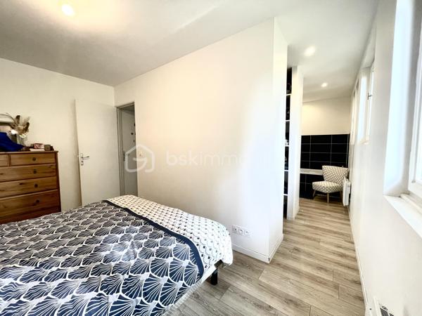 Nichée dans un environnement calme et verdoyant, cette maison d'environ 176 m2 saura séduire les amoureux de nature et d'espace.

Située dans le secteur de Bussy-le-Repos à 7 mn de Villeneuve-sur-Yonne et de sa gare et 12 mn de l'autoroute cette maison est édifiée sur un beau jardin arboré de 6000 m2, offre de généreux volumes.

Le rez-de-chaussée se compose d'une entrée, d'une vaste pièce de vie d'environ 57 m2 composée d'un séjour et d'un salon agrémenté d'une belle cheminée et son insert à bois, une cuisine aménagée, une chambre parentale avec sa salle de bains et son dressing, une salle d'eau, un wc séparé.

A l'étage une grande pièce palière dessert deux chambres.
Le bien est équipé de la fibre 

Coté extérieur le bien dispose d'un abri de jardin et d'un garage, portail électrique. Sous-sol
Chauffage électrique et insert à bois.
Taxe foncière 780 €