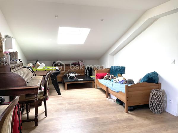 Nichée dans un environnement calme et verdoyant, cette maison d'environ 176 m2 saura séduire les amoureux de nature et d'espace.

Située dans le secteur de Bussy-le-Repos à 7 mn de Villeneuve-sur-Yonne et de sa gare et 12 mn de l'autoroute cette maison est édifiée sur un beau jardin arboré de 6000 m2, offre de généreux volumes.

Le rez-de-chaussée se compose d'une entrée, d'une vaste pièce de vie d'environ 57 m2 composée d'un séjour et d'un salon agrémenté d'une belle cheminée et son insert à bois, une cuisine aménagée, une chambre parentale avec sa salle de bains et son dressing, une salle d'eau, un wc séparé.

A l'étage une grande pièce palière dessert deux chambres.
Le bien est équipé de la fibre 

Coté extérieur le bien dispose d'un abri de jardin et d'un garage, portail électrique. Sous-sol
Chauffage électrique et insert à bois.
Taxe foncière 780 €
