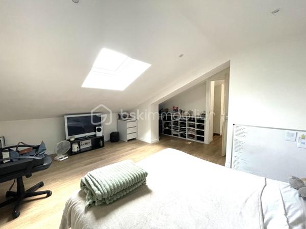 Nichée dans un environnement calme et verdoyant, cette maison d'environ 176 m2 saura séduire les amoureux de nature et d'espace.

Située dans le secteur de Bussy-le-Repos à 7 mn de Villeneuve-sur-Yonne et de sa gare et 12 mn de l'autoroute cette maison est édifiée sur un beau jardin arboré de 6000 m2, offre de généreux volumes.

Le rez-de-chaussée se compose d'une entrée, d'une vaste pièce de vie d'environ 57 m2 composée d'un séjour et d'un salon agrémenté d'une belle cheminée et son insert à bois, une cuisine aménagée, une chambre parentale avec sa salle de bains et son dressing, une salle d'eau, un wc séparé.

A l'étage une grande pièce palière dessert deux chambres.
Le bien est équipé de la fibre 

Coté extérieur le bien dispose d'un abri de jardin et d'un garage, portail électrique. Sous-sol
Chauffage électrique et insert à bois.
Taxe foncière 780 €