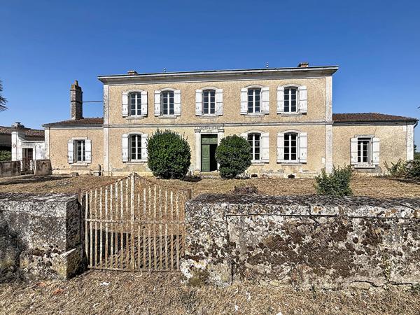 Ensemble immobilier de charme à 20 minutes au Nord de LA ROCHELLE