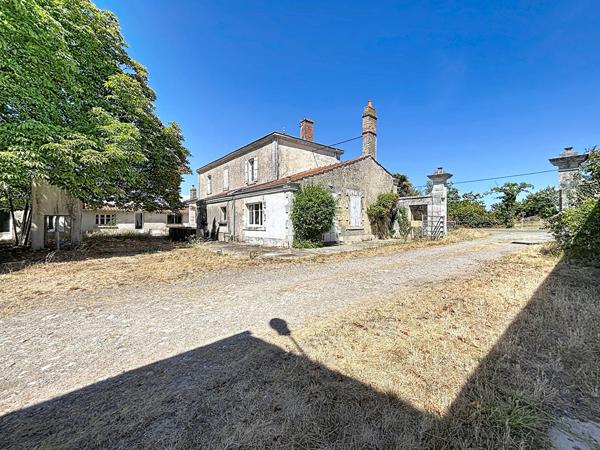 Ensemble immobilier de charme à 20 minutes au Nord de LA ROCHELLE