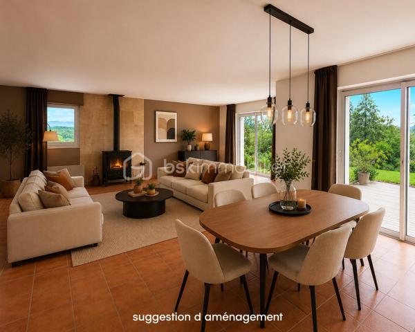 Située sur la commune du Breuil-en-Auge, dans un environnement verdoyant et au calme,  cette maison de 120m2 au sol, des années 80,  bénéficie d’une vue exceptionnelle et imprenable sur la campagne environnante. 

En rez-de-chaussée, la maison se compose d'une entrée, d'une grande pièce de vie lumineuse d’environ 54 m² avec cuisine ouverte, espace salon chaleureux doté d'un poêle à bois et d'un espace salle à manger. Une arrière-cuisine et des WC indépendants complètent ce niveau. Ses nombreuses ouvertures et son exposition plein Sud permettent de baigner cet espace de vie de lumière naturelle et offrent une vue systématique sur le jardin verdoyant. Une terrasse en bois, idéalement exposée, prolonge la pièce à vivre aux beaux jours.

À l’étage, vous trouverez une chambre parentale avec salle de bain attenante, deux autres chambres, un dressing, une petite salle d’eau ainsi qu’un second WC.

Le tout est complété par un sous-sol complet faisant office de garage et d'espace de stockage supplémentaire. 

L'ensemble est érigé sur une parcelle de 2509m2, joliment arborée et parfaitement entretenue constituant un véritable écrin de verdure.

Quelques travaux  sont à prévoir, mais la maison dispose d’un très beau potentiel.

Les + :
•⁠  ⁠Vue dégagée exceptionnelle
•⁠  ⁠Très belle luminosité
•⁠  ⁠Environnement calme et verdoyant
•⁠  Grande pièce à vivre lumineuse et chaleureuse
•⁠  Suite parentale