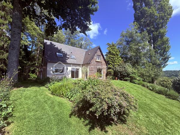 Située sur la commune du Breuil-en-Auge, dans un environnement verdoyant et au calme,  cette maison de 120m2 au sol, des années 80,  bénéficie d’une vue exceptionnelle et imprenable sur la campagne environnante. 

En rez-de-chaussée, la maison se compose d'une entrée, d'une grande pièce de vie lumineuse d’environ 54 m² avec cuisine ouverte, espace salon chaleureux doté d'un poêle à bois et d'un espace salle à manger. Une arrière-cuisine et des WC indépendants complètent ce niveau. Ses nombreuses ouvertures et son exposition plein Sud permettent de baigner cet espace de vie de lumière naturelle et offrent une vue systématique sur le jardin verdoyant. Une terrasse en bois, idéalement exposée, prolonge la pièce à vivre aux beaux jours.

À l’étage, vous trouverez une chambre parentale avec salle de bain attenante, deux autres chambres, un dressing, une petite salle d’eau ainsi qu’un second WC.

Le tout est complété par un sous-sol complet faisant office de garage et d'espace de stockage supplémentaire. 

L'ensemble est érigé sur une parcelle de 2509m2, joliment arborée et parfaitement entretenue constituant un véritable écrin de verdure.

Quelques travaux  sont à prévoir, mais la maison dispose d’un très beau potentiel.

Les + :
•⁠  ⁠Vue dégagée exceptionnelle
•⁠  ⁠Très belle luminosité
•⁠  ⁠Environnement calme et verdoyant
•⁠  Grande pièce à vivre lumineuse et chaleureuse
•⁠  Suite parentale