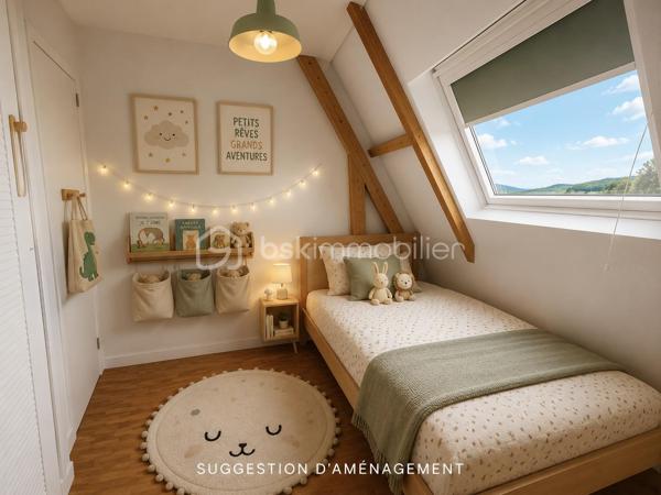 Située sur la commune du Breuil-en-Auge, dans un environnement verdoyant et au calme,  cette maison de 120m2 au sol, des années 80,  bénéficie d’une vue exceptionnelle et imprenable sur la campagne environnante. 

En rez-de-chaussée, la maison se compose d'une entrée, d'une grande pièce de vie lumineuse d’environ 54 m² avec cuisine ouverte, espace salon chaleureux doté d'un poêle à bois et d'un espace salle à manger. Une arrière-cuisine et des WC indépendants complètent ce niveau. Ses nombreuses ouvertures et son exposition plein Sud permettent de baigner cet espace de vie de lumière naturelle et offrent une vue systématique sur le jardin verdoyant. Une terrasse en bois, idéalement exposée, prolonge la pièce à vivre aux beaux jours.

À l’étage, vous trouverez une chambre parentale avec salle de bain attenante, deux autres chambres, un dressing, une petite salle d’eau ainsi qu’un second WC.

Le tout est complété par un sous-sol complet faisant office de garage et d'espace de stockage supplémentaire. 

L'ensemble est érigé sur une parcelle de 2509m2, joliment arborée et parfaitement entretenue constituant un véritable écrin de verdure.

Quelques travaux  sont à prévoir, mais la maison dispose d’un très beau potentiel.

Les + :
•⁠  ⁠Vue dégagée exceptionnelle
•⁠  ⁠Très belle luminosité
•⁠  ⁠Environnement calme et verdoyant
•⁠  Grande pièce à vivre lumineuse et chaleureuse
•⁠  Suite parentale
