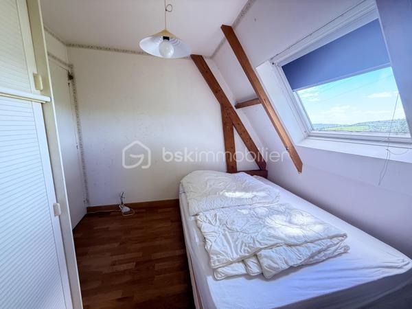 Située sur la commune du Breuil-en-Auge, dans un environnement verdoyant et au calme,  cette maison de 120m2 au sol, des années 80,  bénéficie d’une vue exceptionnelle et imprenable sur la campagne environnante. 

En rez-de-chaussée, la maison se compose d'une entrée, d'une grande pièce de vie lumineuse d’environ 54 m² avec cuisine ouverte, espace salon chaleureux doté d'un poêle à bois et d'un espace salle à manger. Une arrière-cuisine et des WC indépendants complètent ce niveau. Ses nombreuses ouvertures et son exposition plein Sud permettent de baigner cet espace de vie de lumière naturelle et offrent une vue systématique sur le jardin verdoyant. Une terrasse en bois, idéalement exposée, prolonge la pièce à vivre aux beaux jours.

À l’étage, vous trouverez une chambre parentale avec salle de bain attenante, deux autres chambres, un dressing, une petite salle d’eau ainsi qu’un second WC.

Le tout est complété par un sous-sol complet faisant office de garage et d'espace de stockage supplémentaire. 

L'ensemble est érigé sur une parcelle de 2509m2, joliment arborée et parfaitement entretenue constituant un véritable écrin de verdure.

Quelques travaux  sont à prévoir, mais la maison dispose d’un très beau potentiel.

Les + :
•⁠  ⁠Vue dégagée exceptionnelle
•⁠  ⁠Très belle luminosité
•⁠  ⁠Environnement calme et verdoyant
•⁠  Grande pièce à vivre lumineuse et chaleureuse
•⁠  Suite parentale