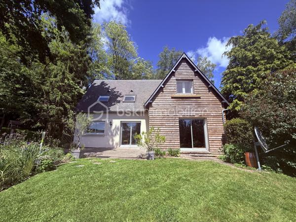 Située sur la commune du Breuil-en-Auge, dans un environnement verdoyant et au calme,  cette maison de 120m2 au sol, des années 80,  bénéficie d’une vue exceptionnelle et imprenable sur la campagne environnante. 

En rez-de-chaussée, la maison se compose d'une entrée, d'une grande pièce de vie lumineuse d’environ 54 m² avec cuisine ouverte, espace salon chaleureux doté d'un poêle à bois et d'un espace salle à manger. Une arrière-cuisine et des WC indépendants complètent ce niveau. Ses nombreuses ouvertures et son exposition plein Sud permettent de baigner cet espace de vie de lumière naturelle et offrent une vue systématique sur le jardin verdoyant. Une terrasse en bois, idéalement exposée, prolonge la pièce à vivre aux beaux jours.

À l’étage, vous trouverez une chambre parentale avec salle de bain attenante, deux autres chambres, un dressing, une petite salle d’eau ainsi qu’un second WC.

Le tout est complété par un sous-sol complet faisant office de garage et d'espace de stockage supplémentaire. 

L'ensemble est érigé sur une parcelle de 2509m2, joliment arborée et parfaitement entretenue constituant un véritable écrin de verdure.

Quelques travaux  sont à prévoir, mais la maison dispose d’un très beau potentiel.

Les + :
•⁠  ⁠Vue dégagée exceptionnelle
•⁠  ⁠Très belle luminosité
•⁠  ⁠Environnement calme et verdoyant
•⁠  Grande pièce à vivre lumineuse et chaleureuse
•⁠  Suite parentale