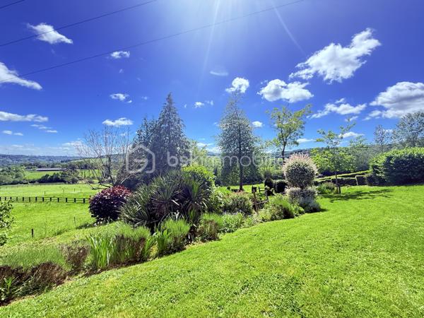 Située sur la commune du Breuil-en-Auge, dans un environnement verdoyant et au calme,  cette maison de 120m2 au sol, des années 80,  bénéficie d’une vue exceptionnelle et imprenable sur la campagne environnante. 

En rez-de-chaussée, la maison se compose d'une entrée, d'une grande pièce de vie lumineuse d’environ 54 m² avec cuisine ouverte, espace salon chaleureux doté d'un poêle à bois et d'un espace salle à manger. Une arrière-cuisine et des WC indépendants complètent ce niveau. Ses nombreuses ouvertures et son exposition plein Sud permettent de baigner cet espace de vie de lumière naturelle et offrent une vue systématique sur le jardin verdoyant. Une terrasse en bois, idéalement exposée, prolonge la pièce à vivre aux beaux jours.

À l’étage, vous trouverez une chambre parentale avec salle de bain attenante, deux autres chambres, un dressing, une petite salle d’eau ainsi qu’un second WC.

Le tout est complété par un sous-sol complet faisant office de garage et d'espace de stockage supplémentaire. 

L'ensemble est érigé sur une parcelle de 2509m2, joliment arborée et parfaitement entretenue constituant un véritable écrin de verdure.

Quelques travaux  sont à prévoir, mais la maison dispose d’un très beau potentiel.

Les + :
•⁠  ⁠Vue dégagée exceptionnelle
•⁠  ⁠Très belle luminosité
•⁠  ⁠Environnement calme et verdoyant
•⁠  Grande pièce à vivre lumineuse et chaleureuse
•⁠  Suite parentale