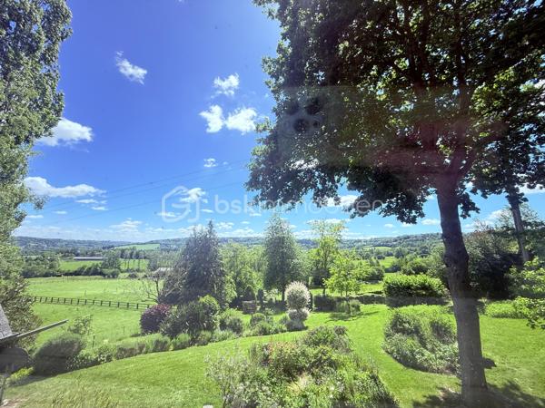 Située sur la commune du Breuil-en-Auge, dans un environnement verdoyant et au calme,  cette maison de 120m2 au sol, des années 80,  bénéficie d’une vue exceptionnelle et imprenable sur la campagne environnante. 

En rez-de-chaussée, la maison se compose d'une entrée, d'une grande pièce de vie lumineuse d’environ 54 m² avec cuisine ouverte, espace salon chaleureux doté d'un poêle à bois et d'un espace salle à manger. Une arrière-cuisine et des WC indépendants complètent ce niveau. Ses nombreuses ouvertures et son exposition plein Sud permettent de baigner cet espace de vie de lumière naturelle et offrent une vue systématique sur le jardin verdoyant. Une terrasse en bois, idéalement exposée, prolonge la pièce à vivre aux beaux jours.

À l’étage, vous trouverez une chambre parentale avec salle de bain attenante, deux autres chambres, un dressing, une petite salle d’eau ainsi qu’un second WC.

Le tout est complété par un sous-sol complet faisant office de garage et d'espace de stockage supplémentaire. 

L'ensemble est érigé sur une parcelle de 2509m2, joliment arborée et parfaitement entretenue constituant un véritable écrin de verdure.

Quelques travaux  sont à prévoir, mais la maison dispose d’un très beau potentiel.

Les + :
•⁠  ⁠Vue dégagée exceptionnelle
•⁠  ⁠Très belle luminosité
•⁠  ⁠Environnement calme et verdoyant
•⁠  Grande pièce à vivre lumineuse et chaleureuse
•⁠  Suite parentale
